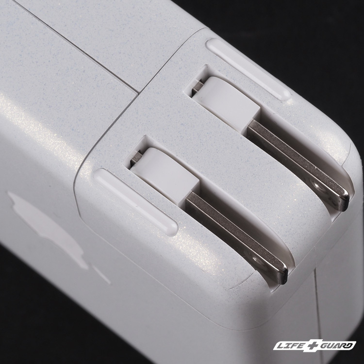 Apple 70W USB-C 貼膜質感特寫，LIFE+GUARD 設計風格