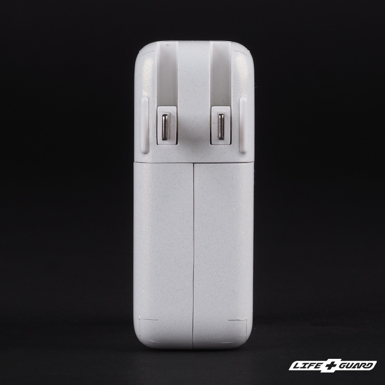 Apple 70W USB-C 貼膜質感特寫，LIFE+GUARD 設計風格