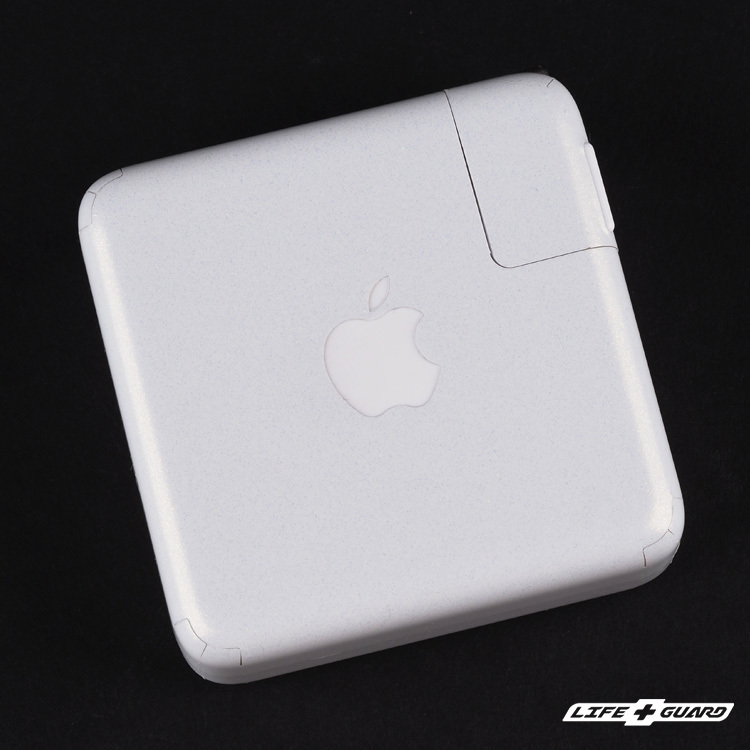 LIFE+GUARD 鏡頭貼膜安裝示意，適用 Apple 70W USB-C