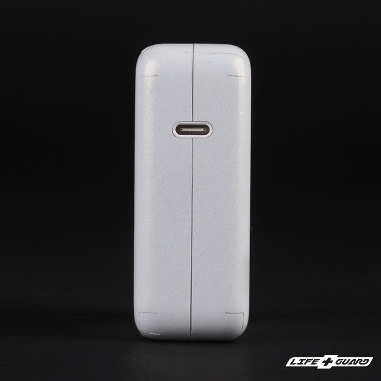 LIFE+GUARD 鏡頭貼膜安裝示意，適用 Apple 70W USB-C