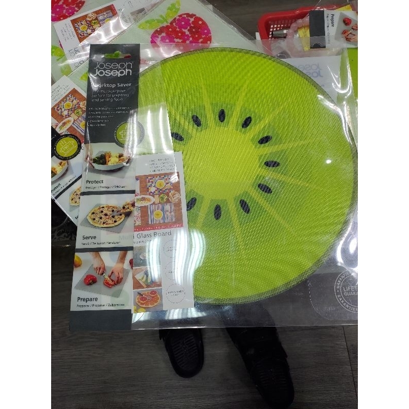 英國 Joseph Joseph｜ 多功能強化玻璃砧板/擺墊 圓形奇異果造型 直徑30cm 耐熱280度 乾淨衛生 防刮