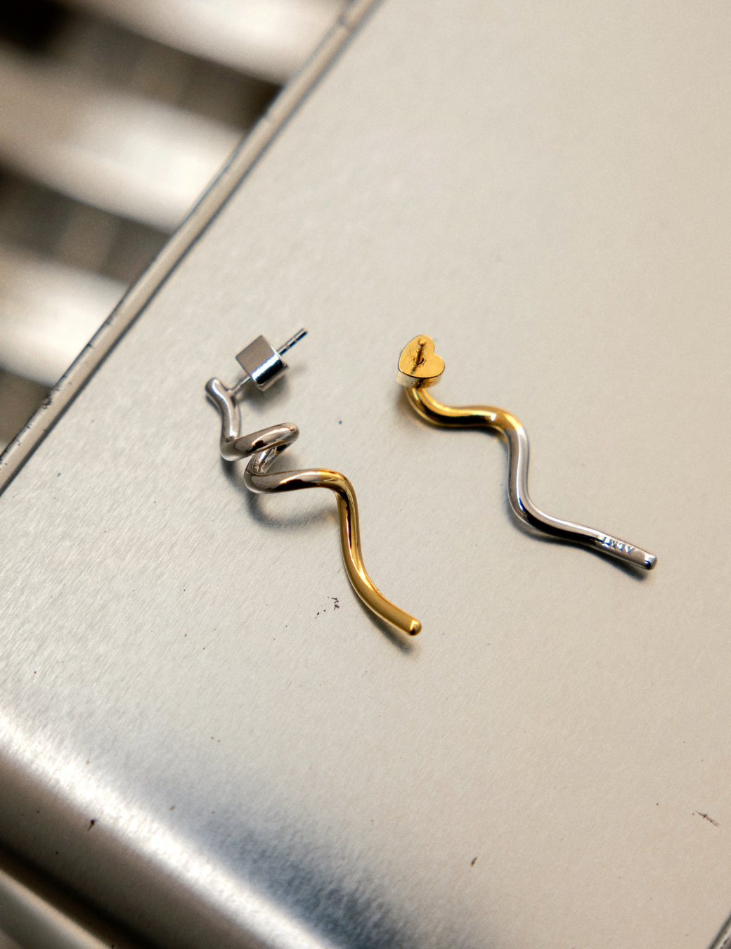 Ｓ螺旋不對稱耳環