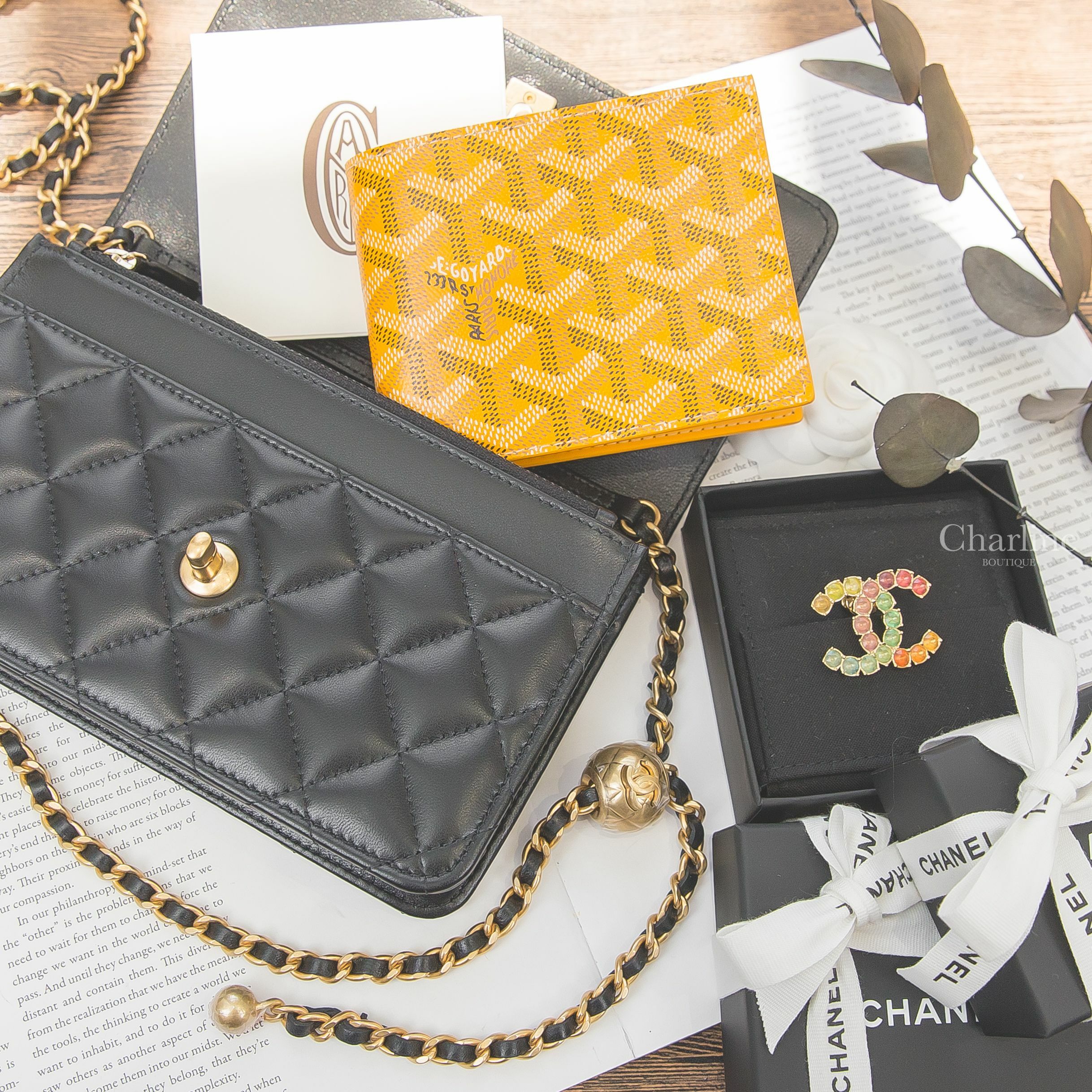 Goyard Victoire Wallet 黃色小牛皮短夾,Chanel Brooch 金色彩色水鑽CC胸針,Chanel Wallet On Chain 黑色金CC金色小珠鍊帶小羊皮菱格紋肩背包-Charline Boutique 精品代購