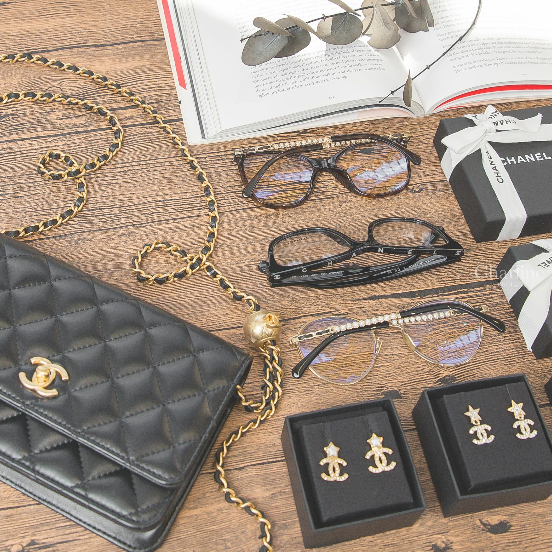 Chanel 金色水鑽星星CC垂墜耳環,白色珍珠星星金色水鑽CC耳環,金色圓框側邊皮穿鍊珍珠CC藍眼鏡,深棕色玳瑁方框側邊皮穿金鍊珍珠CC眼鏡,黑色白字側邊銀CC眼鏡,WOC 黑色金CC金珠羊皮肩背包-Charline Boutique 精品代購