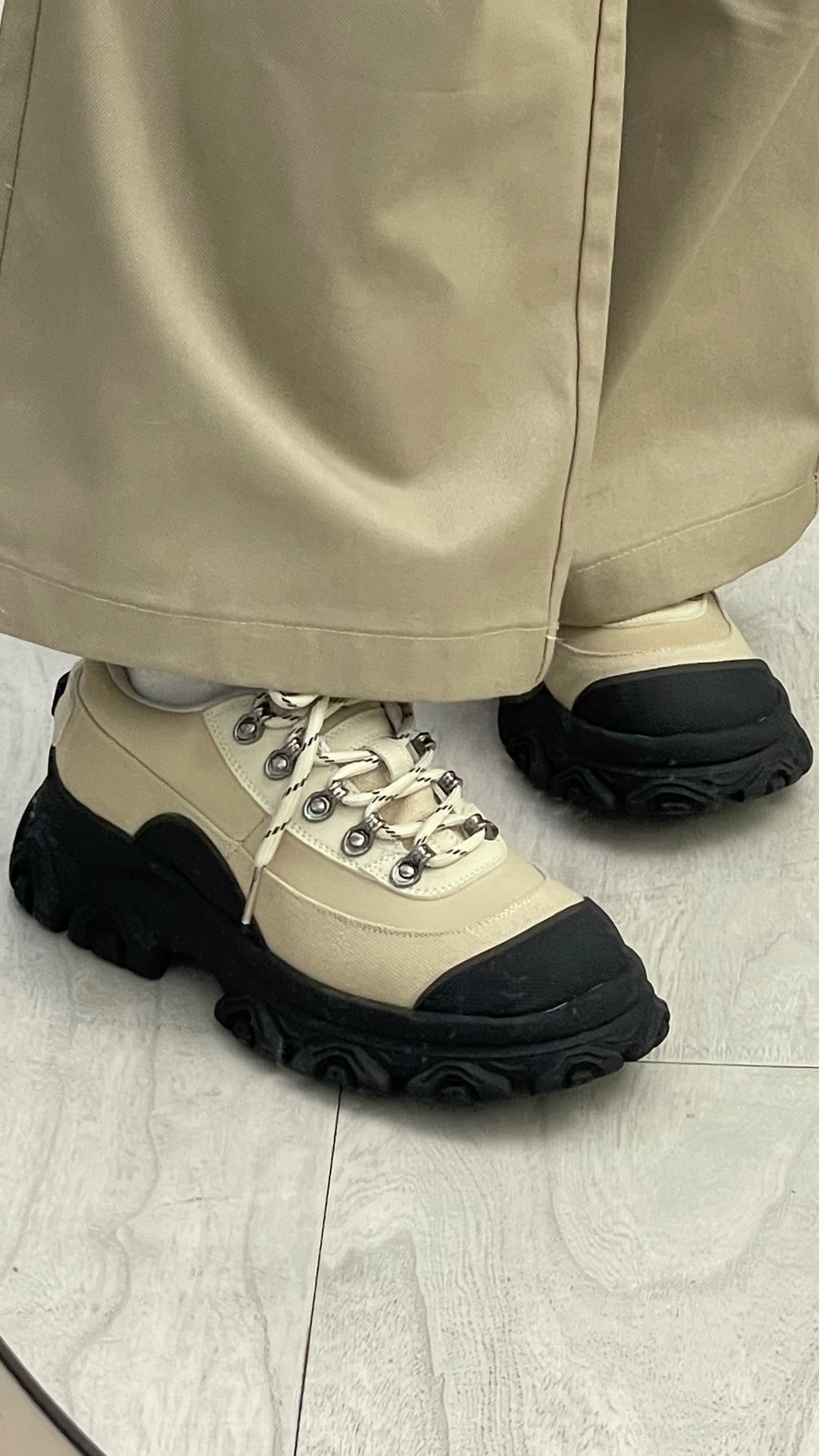 鋸齒底拼接運動鞋