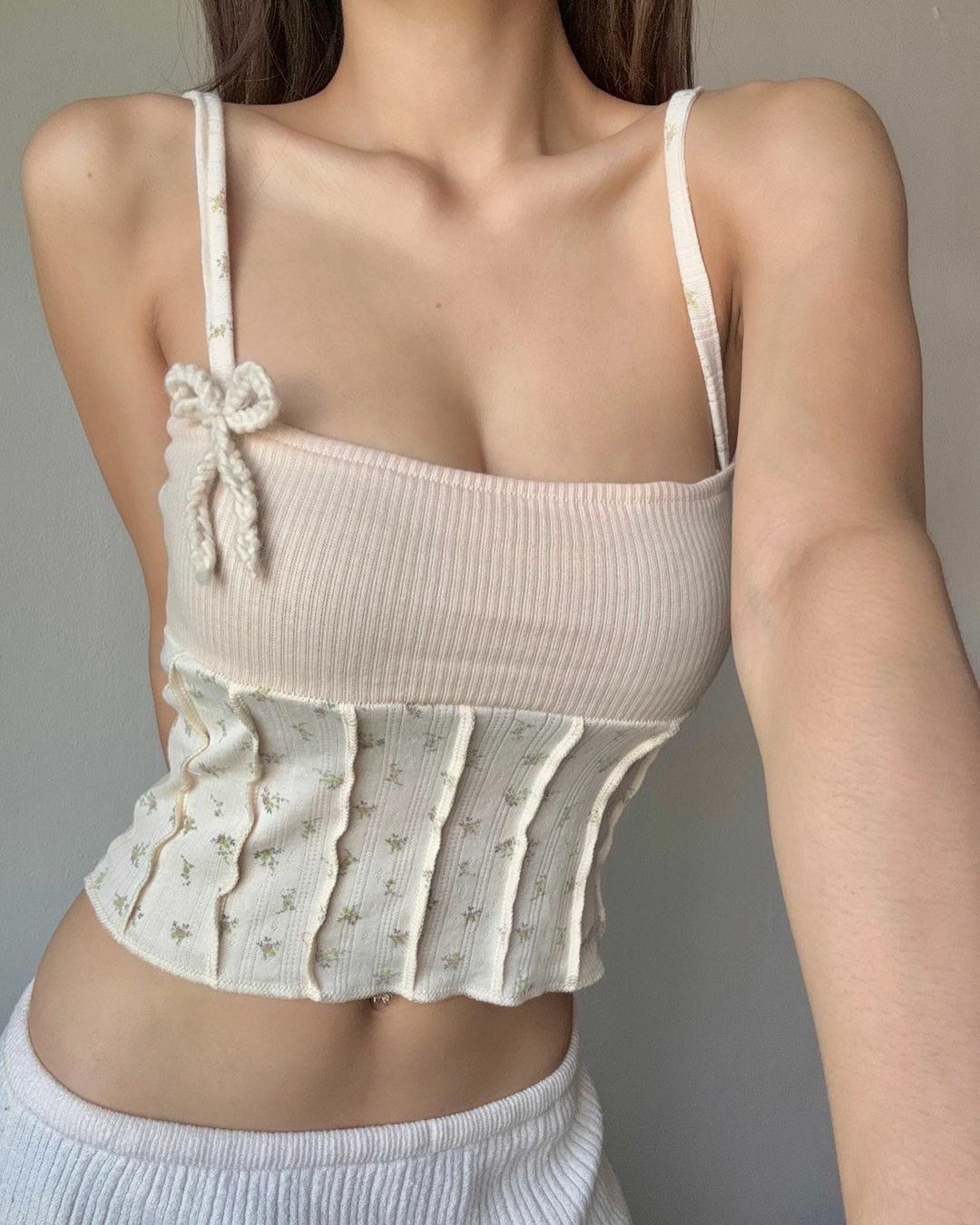 TH FLOWER BOW SLEEVELESS (WHITE)