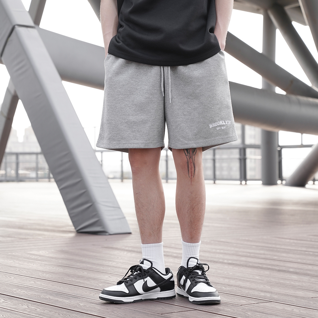 QIAO - 電繡brooklyn 休閒短褲