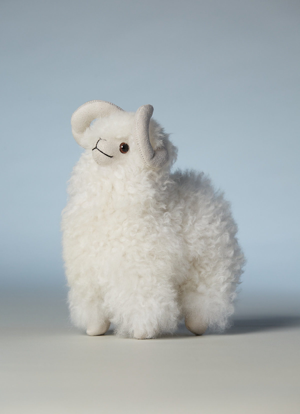 ST.MALO秘魯工匠手工天然羊駝捲毛捲角羊娃娃22CM-2499CH-原色白