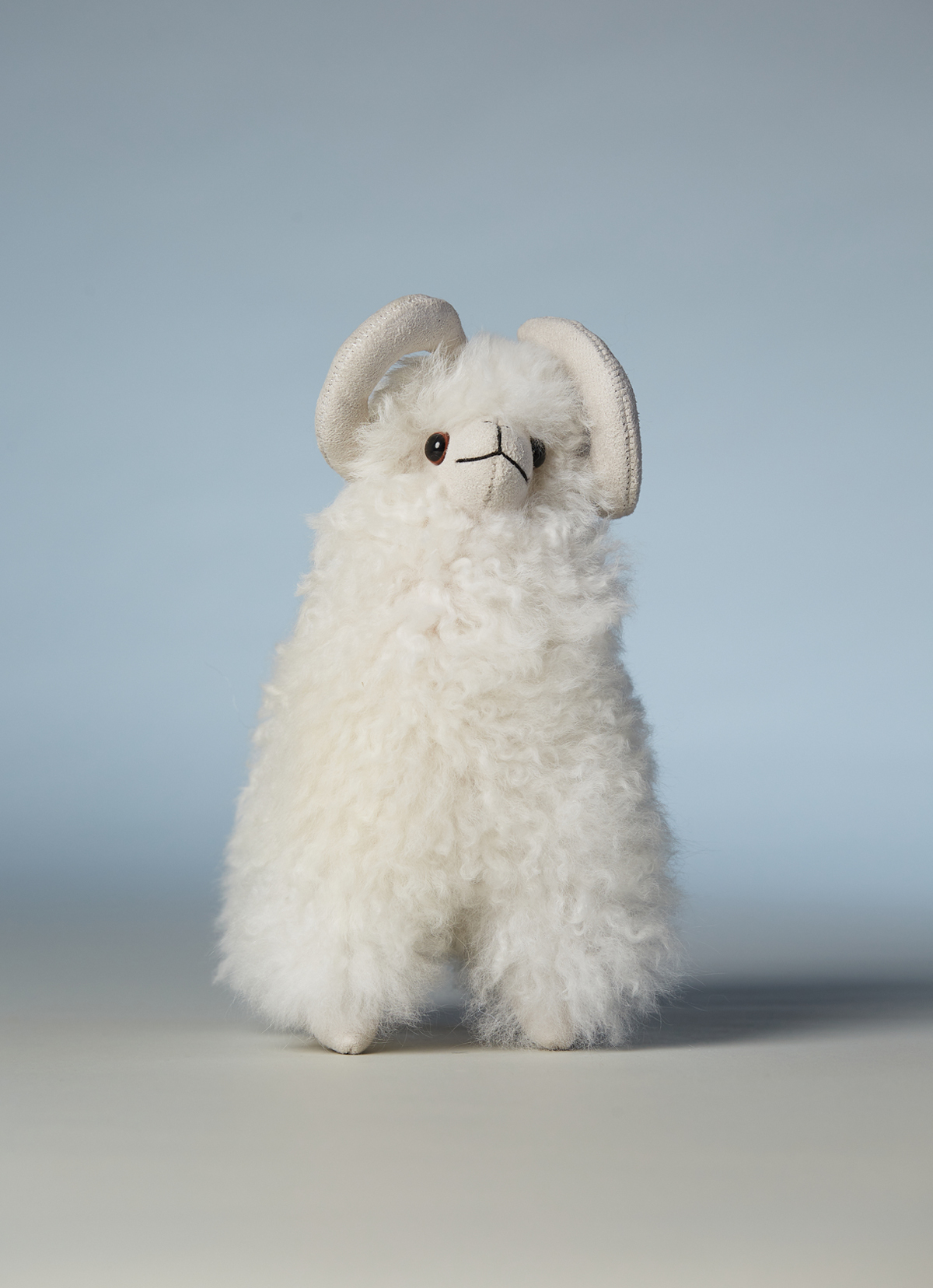 ST.MALO秘魯工匠手工天然羊駝捲毛捲角羊娃娃22CM-2499CH-原色白