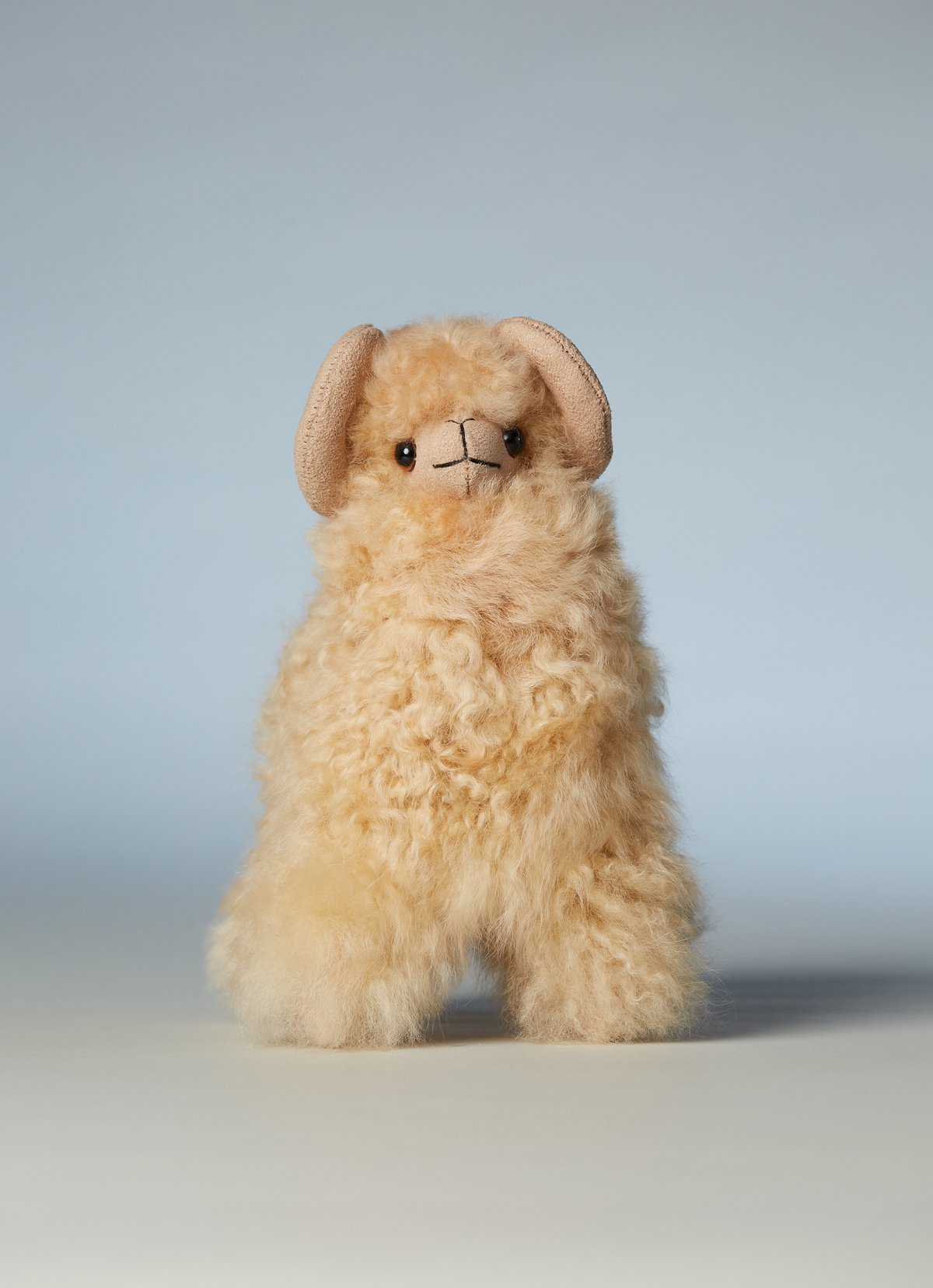 ST.MALO秘魯工匠手工天然羊駝捲毛捲角羊娃娃22CM-2499CH-原色駝