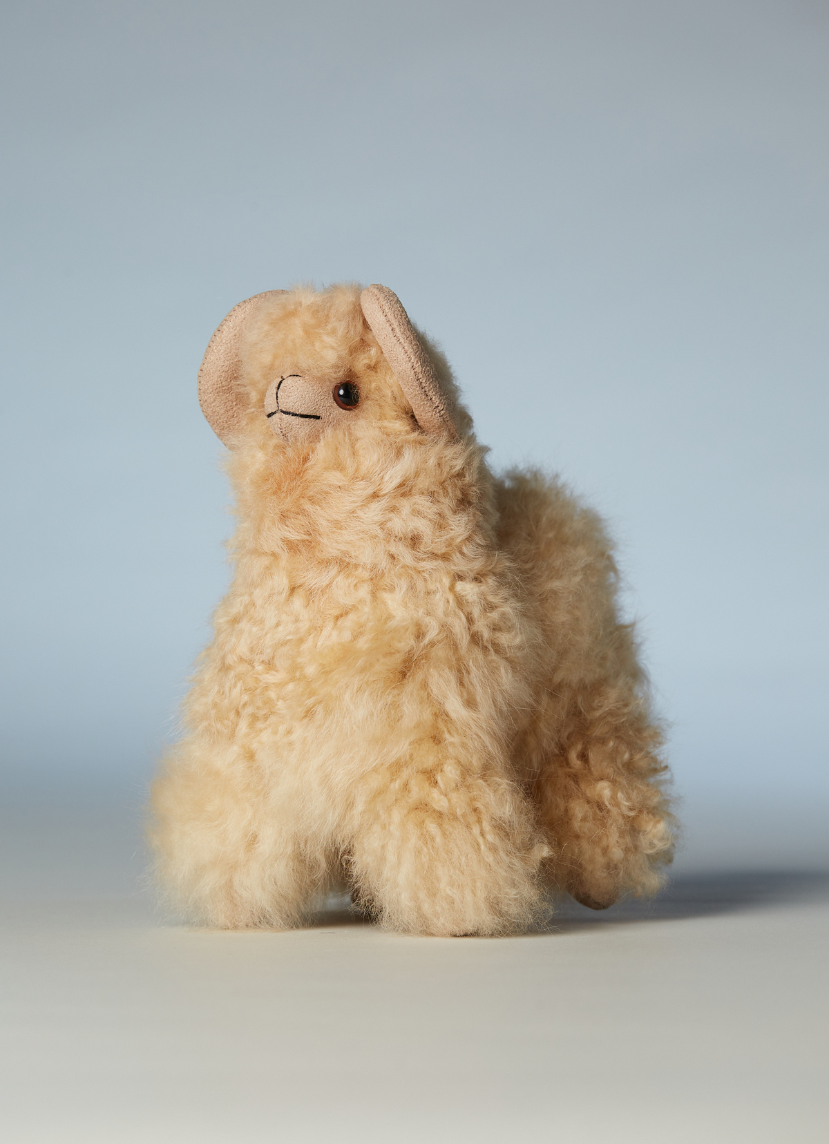 ST.MALO秘魯工匠手工天然羊駝捲毛捲角羊娃娃22CM-2499CH-原色駝