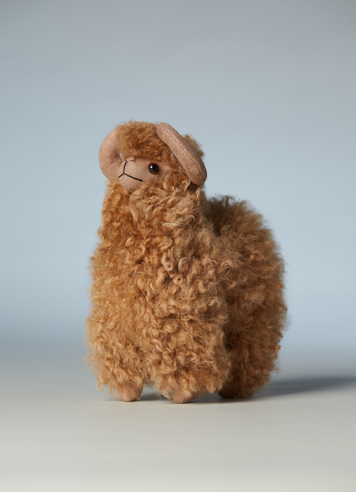 ST.MALO秘魯工匠手工天然羊駝捲毛捲角羊娃娃22CM-2499CH-原色淺棕