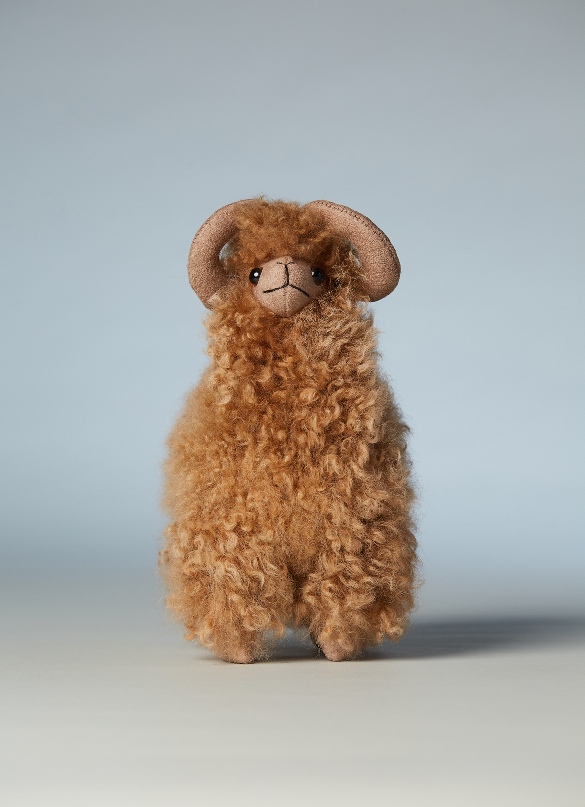 ST.MALO秘魯工匠手工天然羊駝捲毛捲角羊娃娃22CM-2499CH-原色淺棕