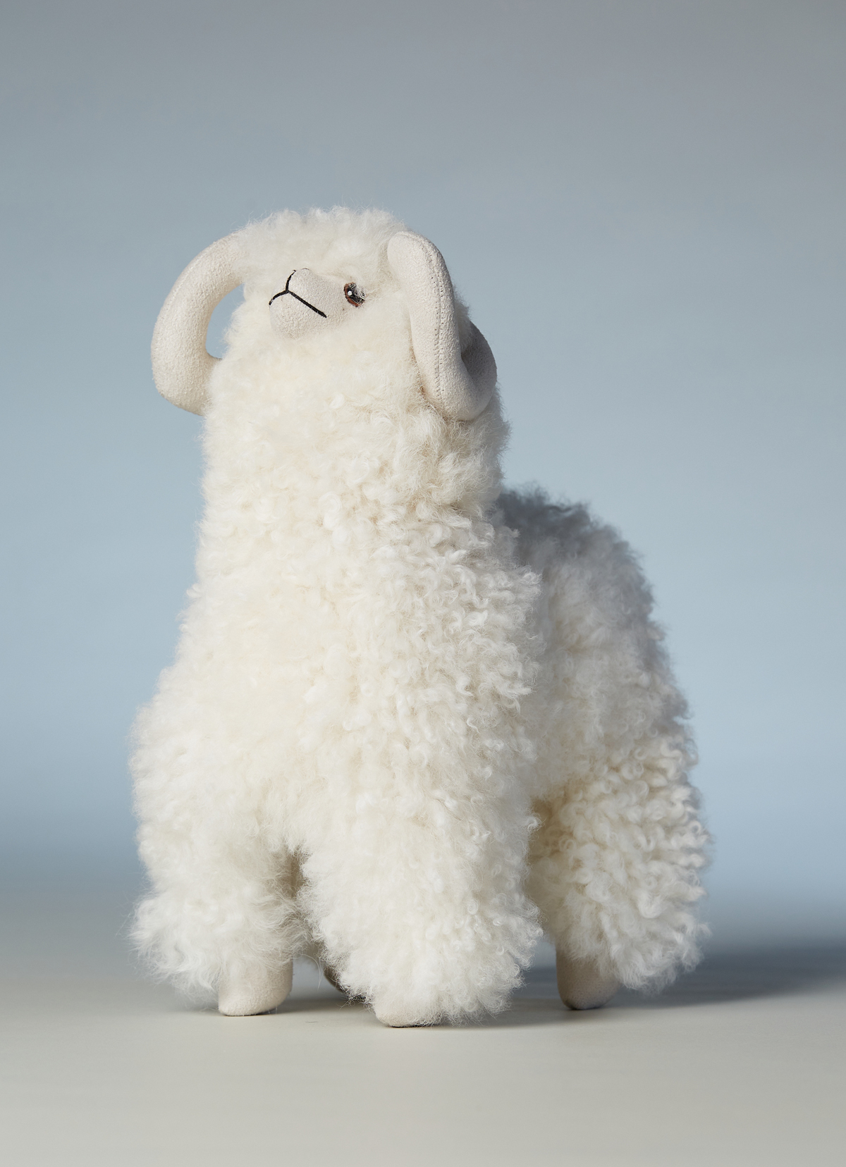 ST.MALO秘魯工匠手工天然羊駝捲毛捲角羊娃娃30CM-2499CH-原色白