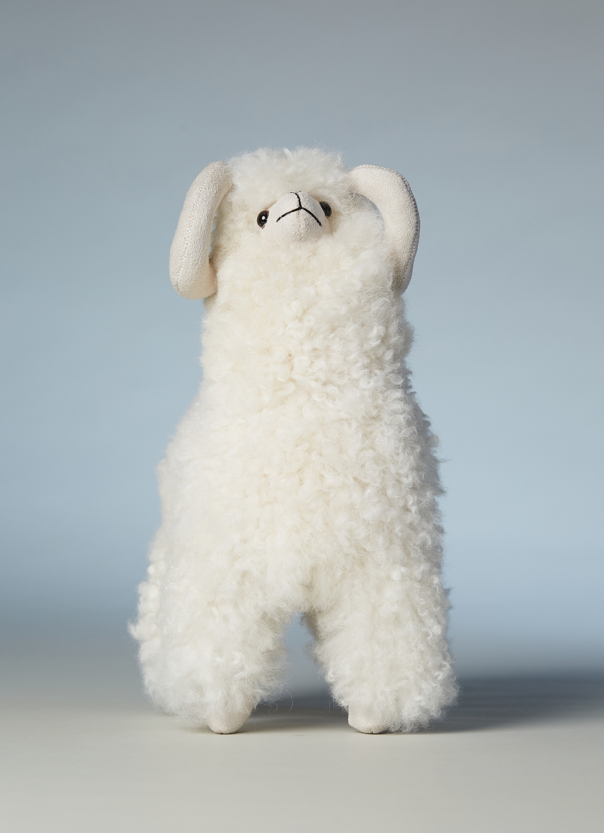 ST.MALO秘魯工匠手工天然羊駝捲毛捲角羊娃娃30CM-2499CH-原色白