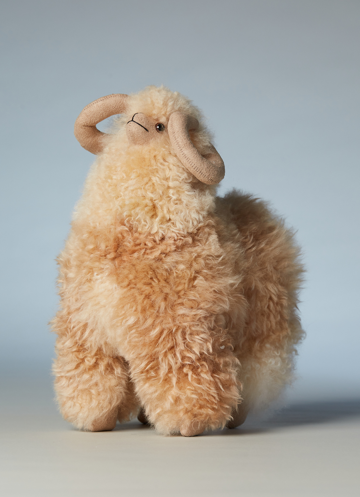 ST.MALO秘魯工匠手工天然羊駝捲毛捲角羊娃娃30CM-2499CH-原色駝