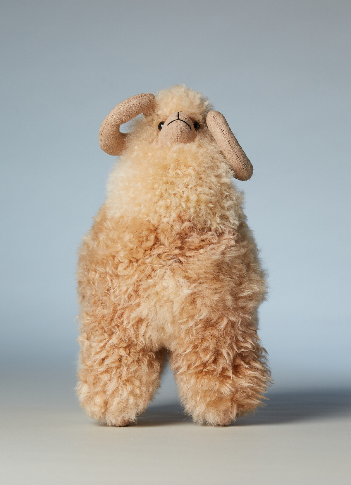 ST.MALO秘魯工匠手工天然羊駝捲毛捲角羊娃娃30CM-2499CH-原色駝