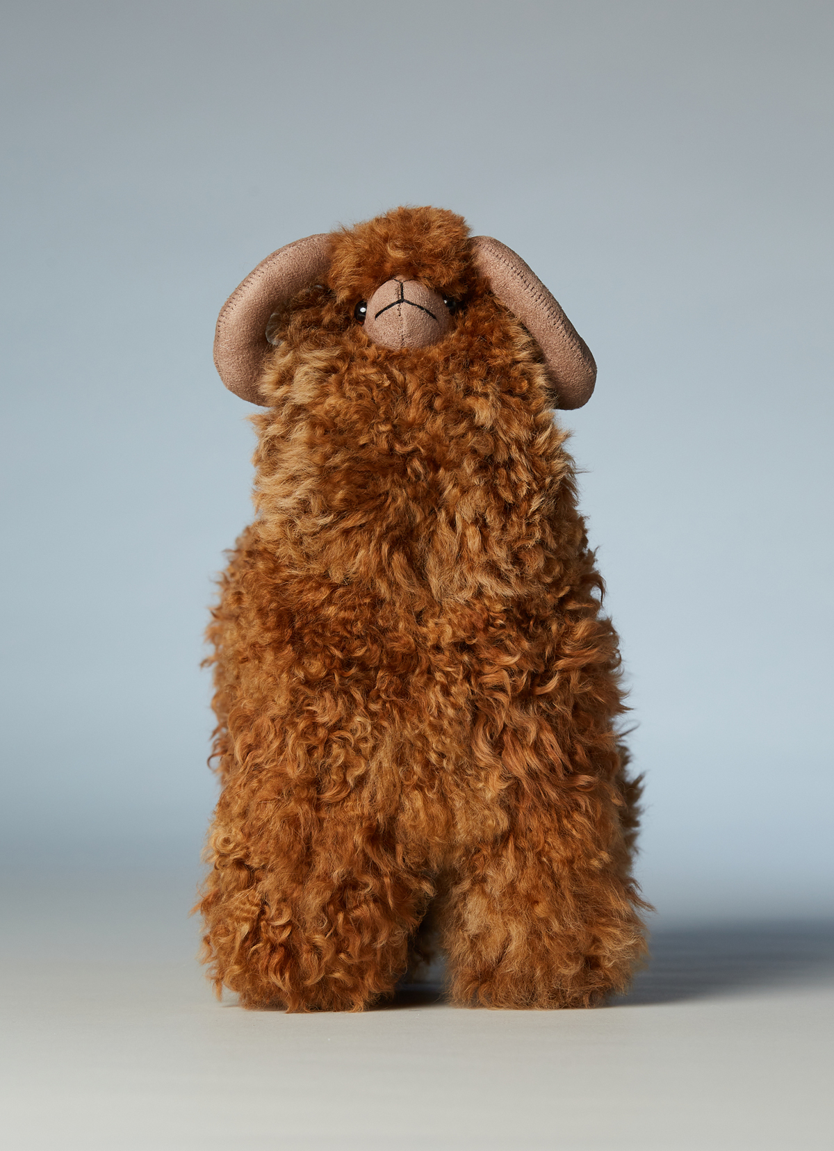 ST.MALO秘魯工匠手工天然羊駝捲毛捲角羊娃娃30CM-2499CH-原色淺棕