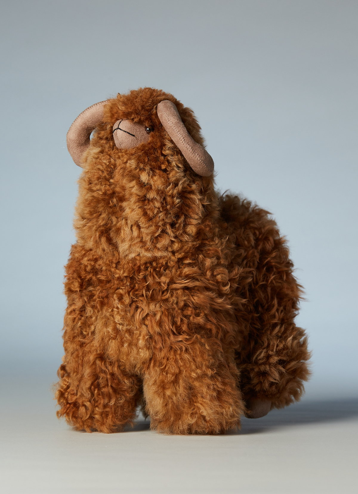 ST.MALO秘魯工匠手工天然羊駝捲毛捲角羊娃娃30CM-2499CH-原色淺棕