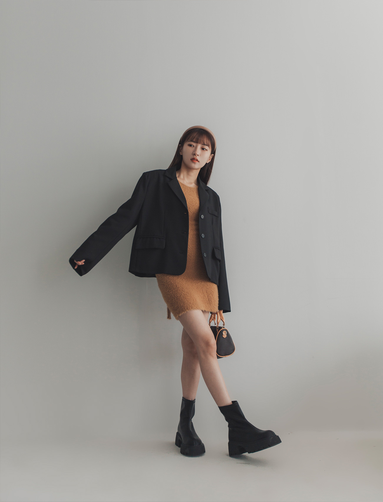 素色短版西裝外套