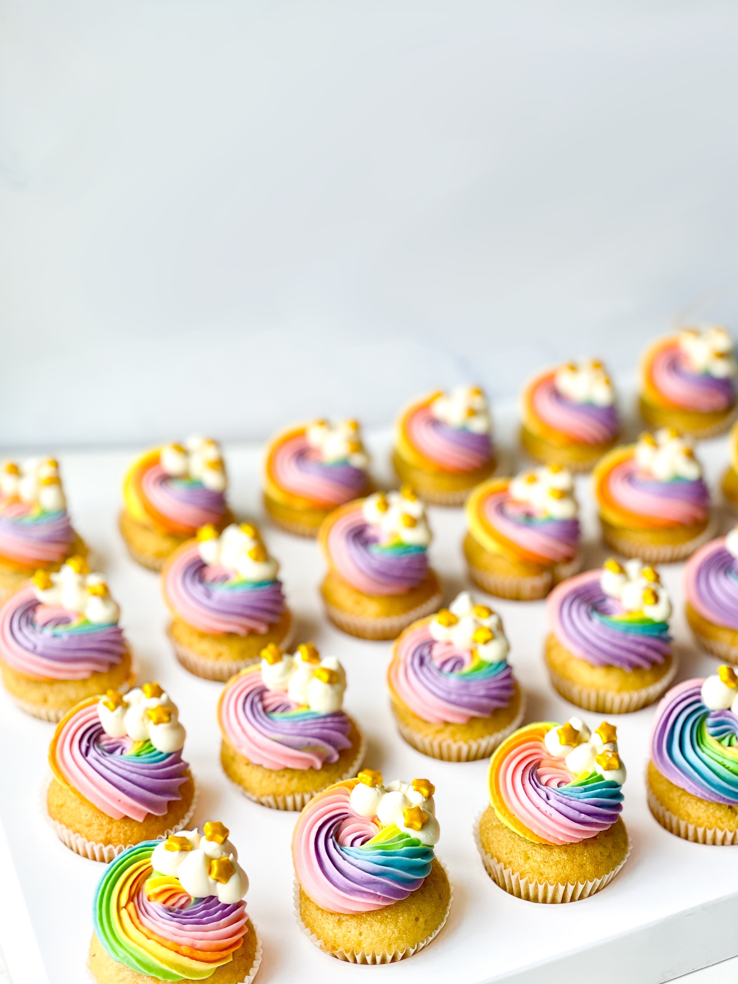 彩虹扭紋迷你杯子蛋糕