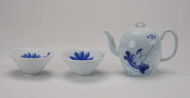 鹿港窯禮品館│手繪荷花青花茶具組1壺2杯(美人肩壺葵口杯)禮盒套裝