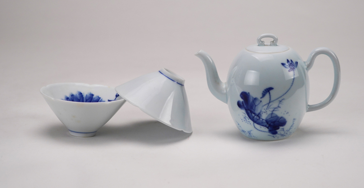 鹿港窯禮品館│手繪荷花青花茶具組1壺2杯(美人肩壺葵口杯)禮盒套裝