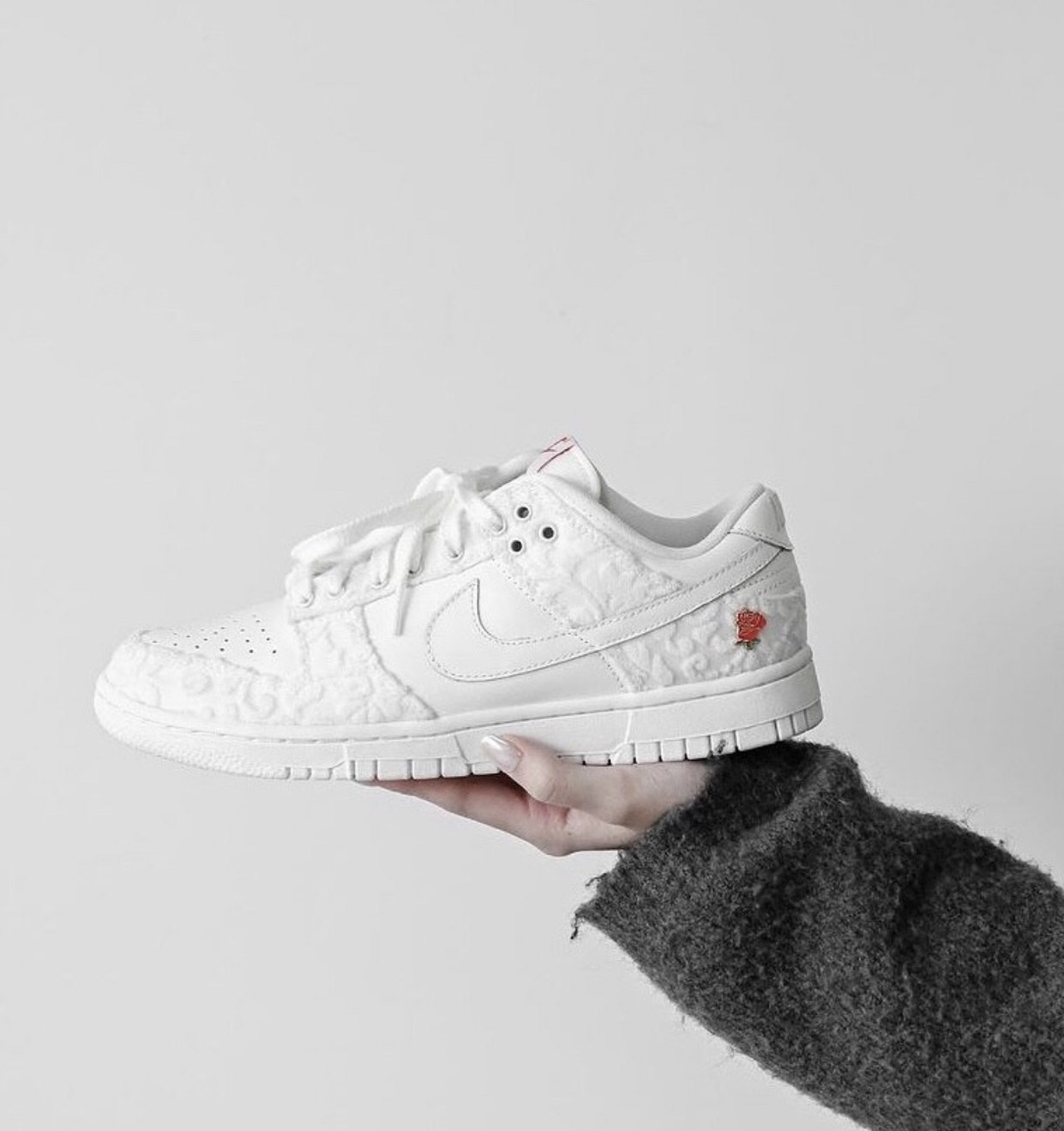 NIKE DUNK LOW 情人節 白絨毛浮雕花卉