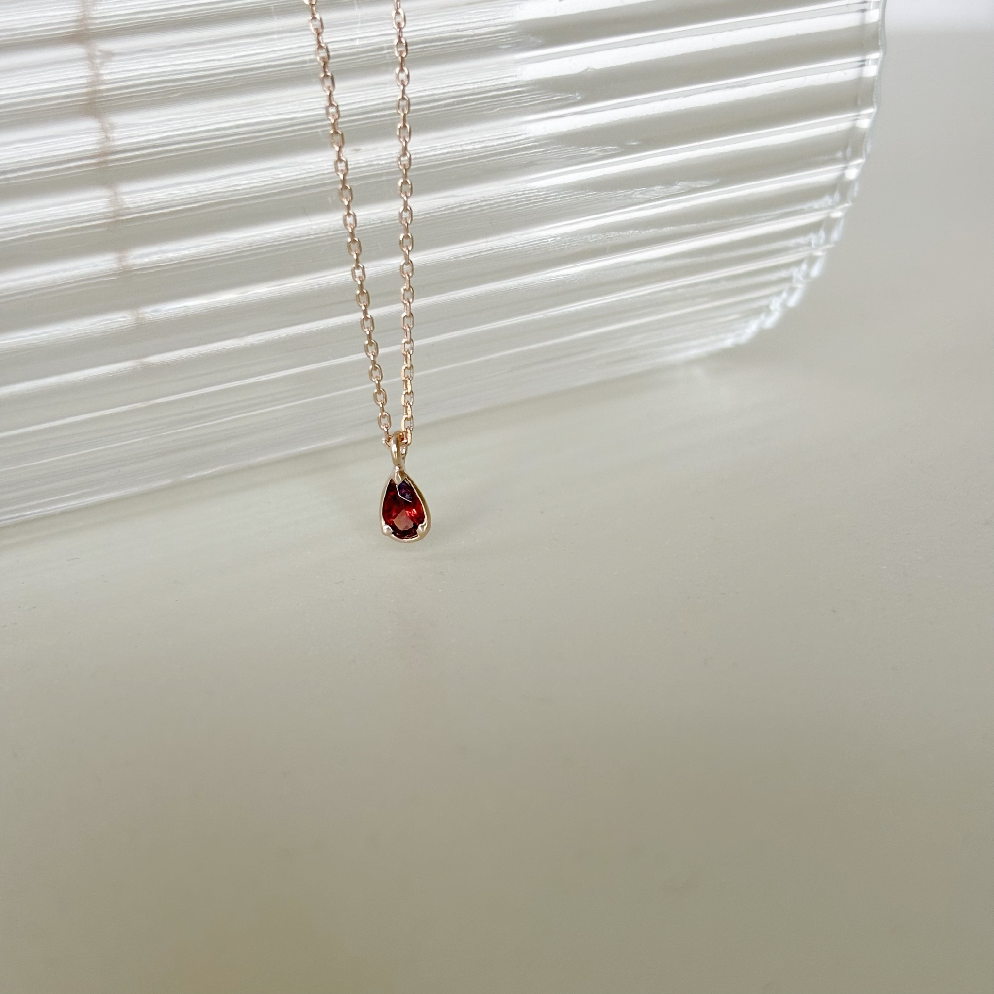 三爪扁扁水滴石榴石鎖骨鏈