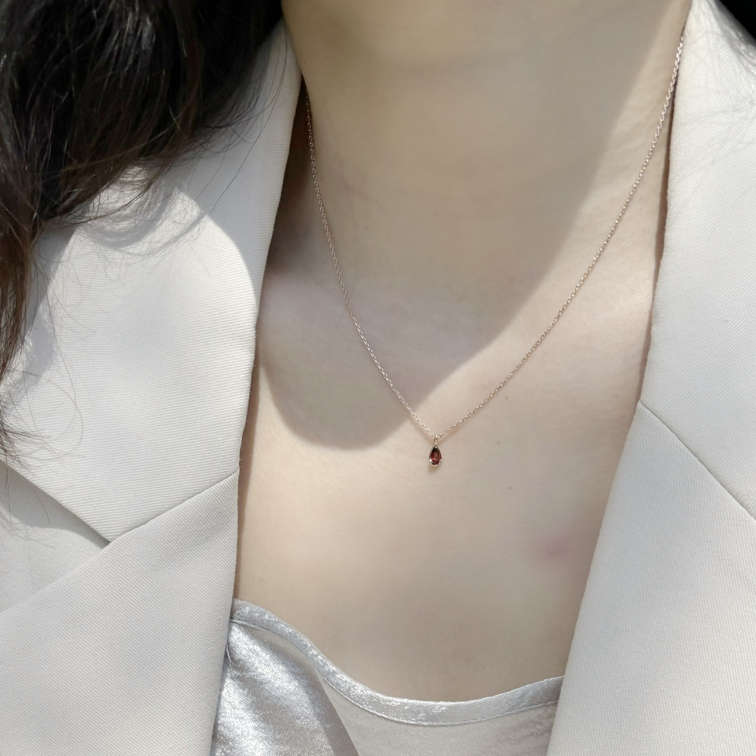 三爪扁扁水滴石榴石鎖骨鏈