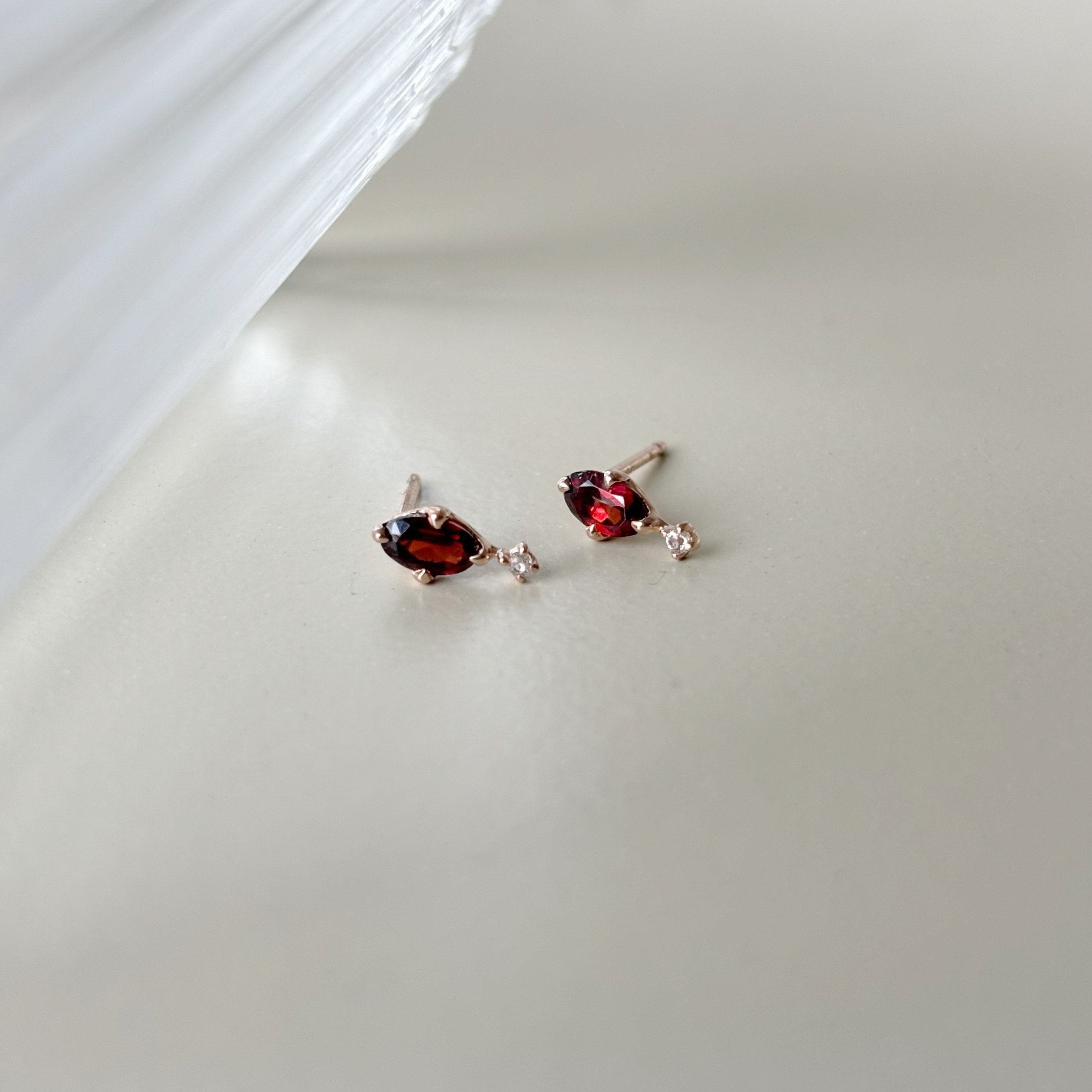 meteor橢圓石榴石耳環