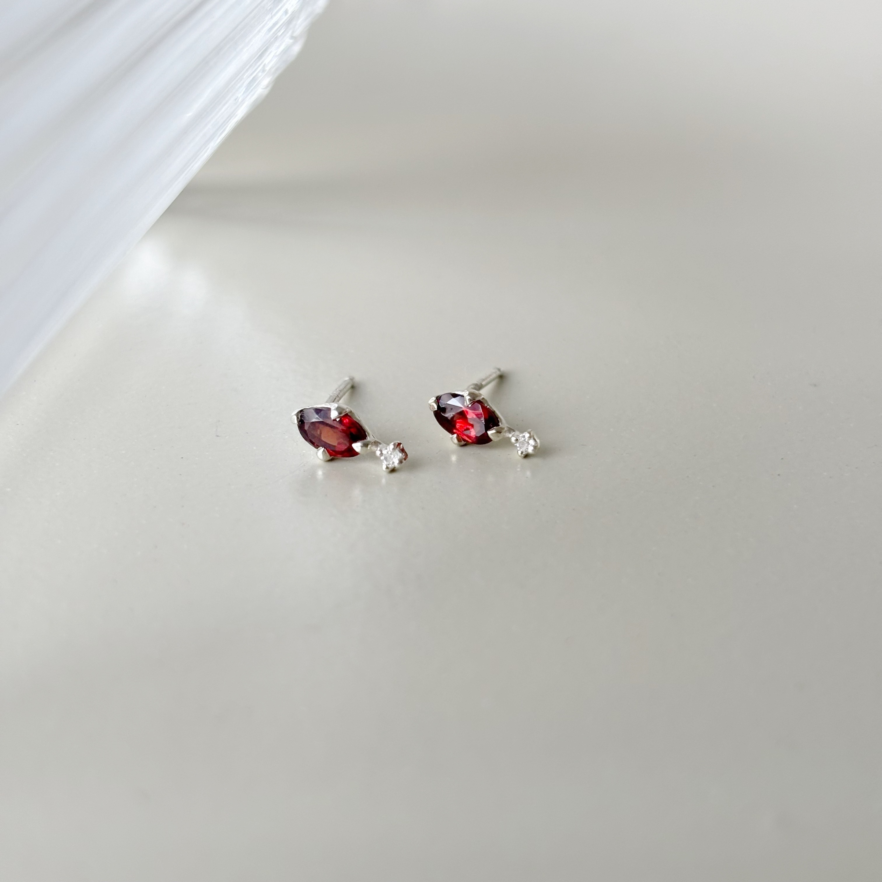 meteor橢圓石榴石耳環