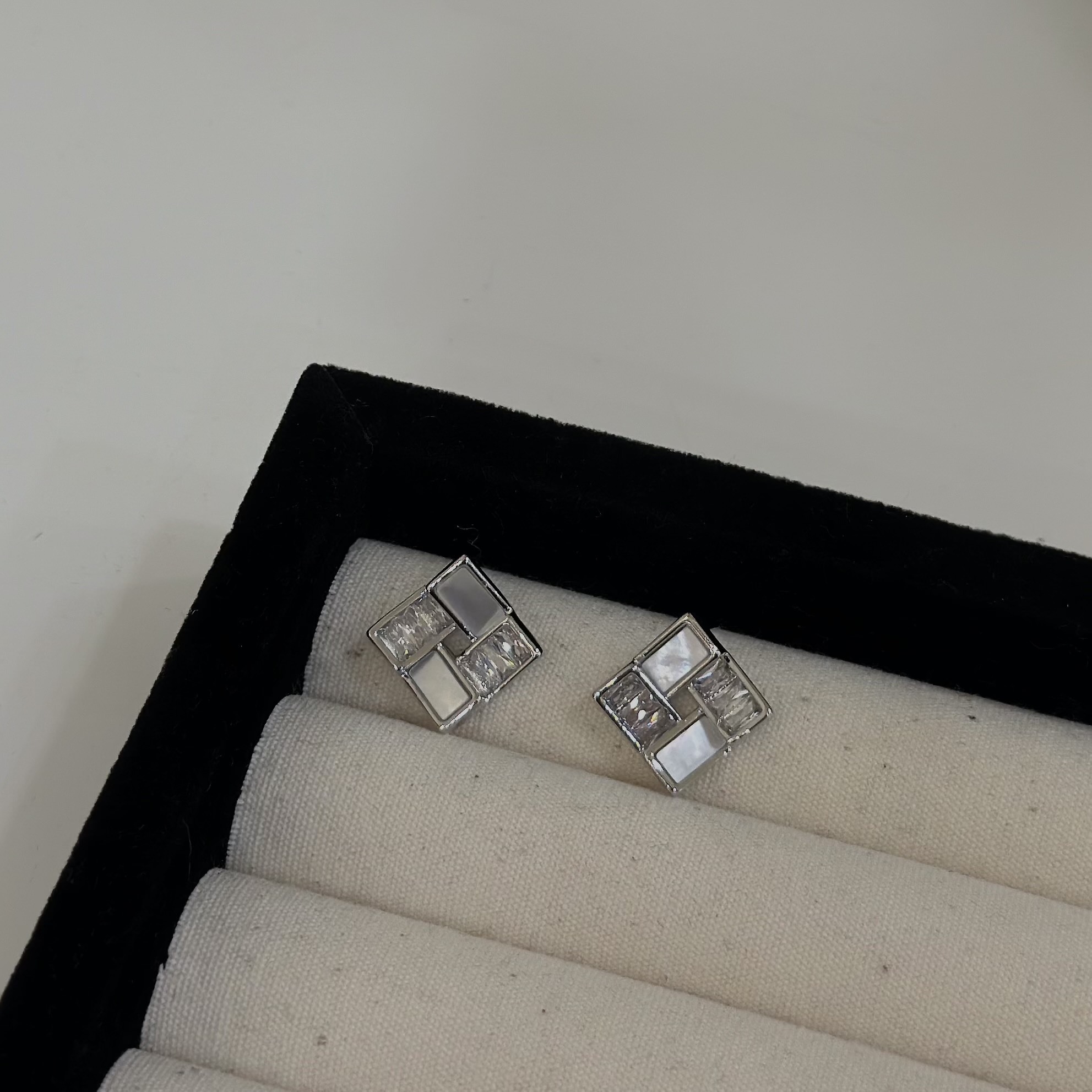 S44貝殼鋯石方塊耳貼