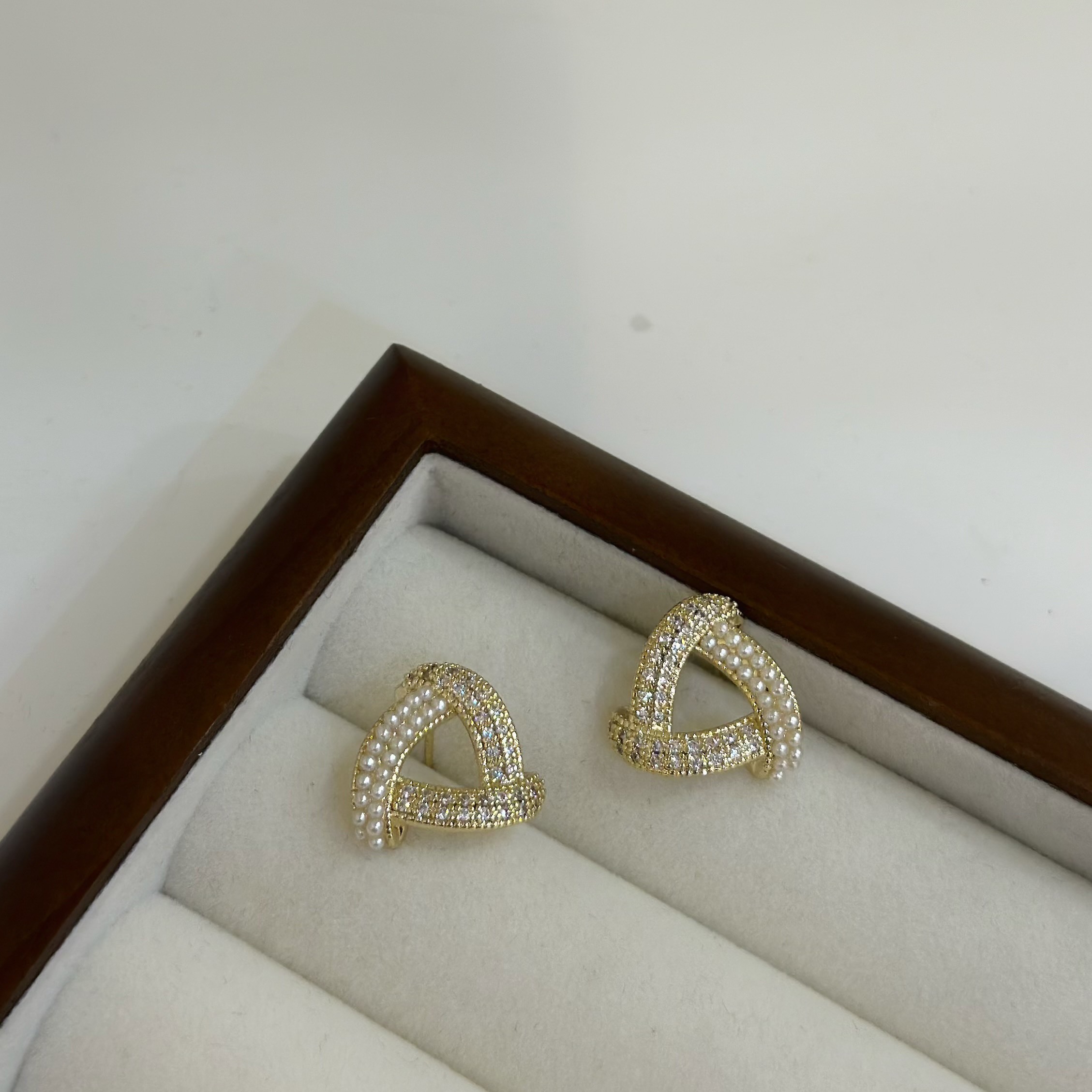 S46珍珠排鑽三角形耳貼