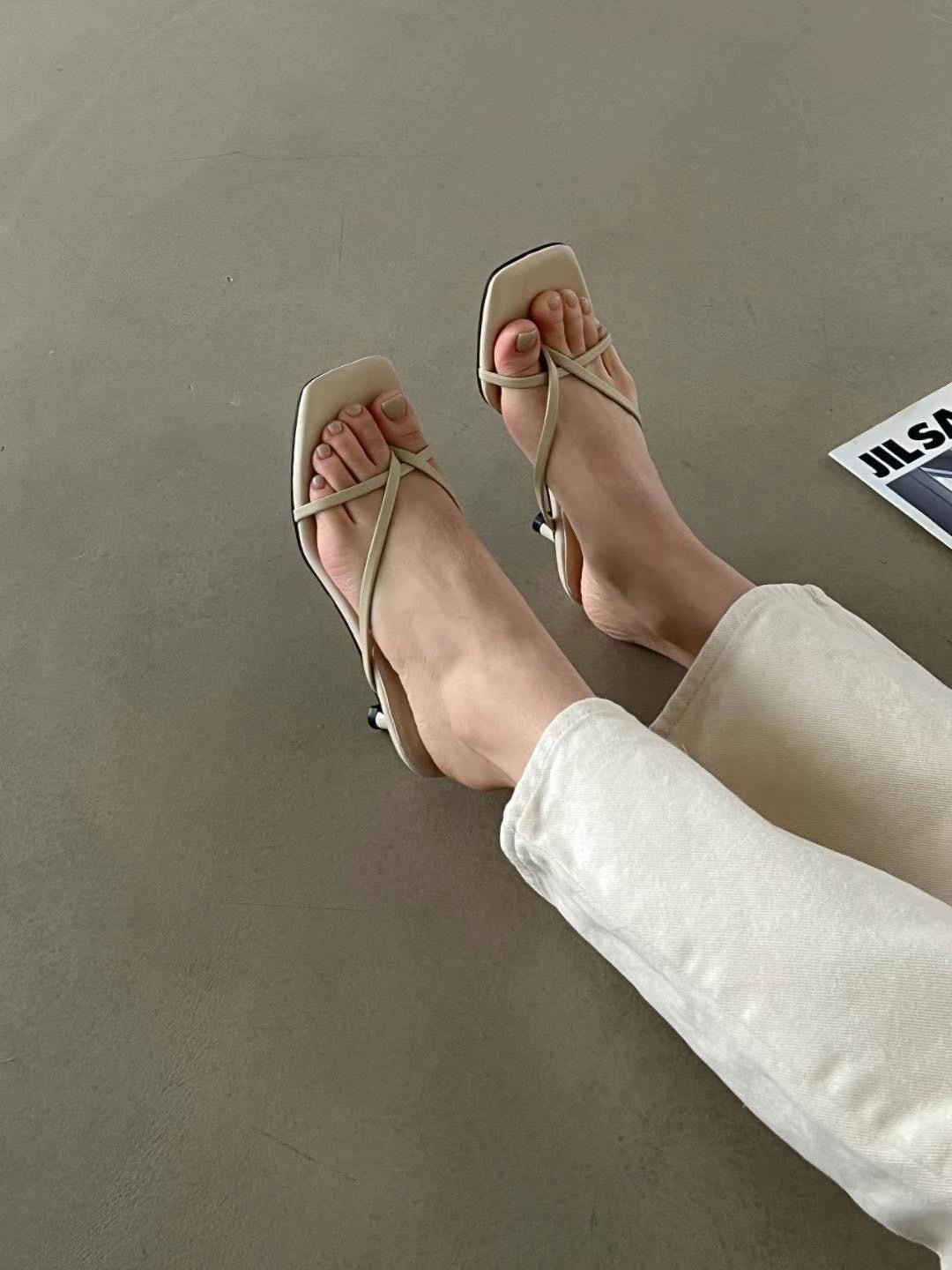 正韓質感細帶皮革夾腳低跟鞋