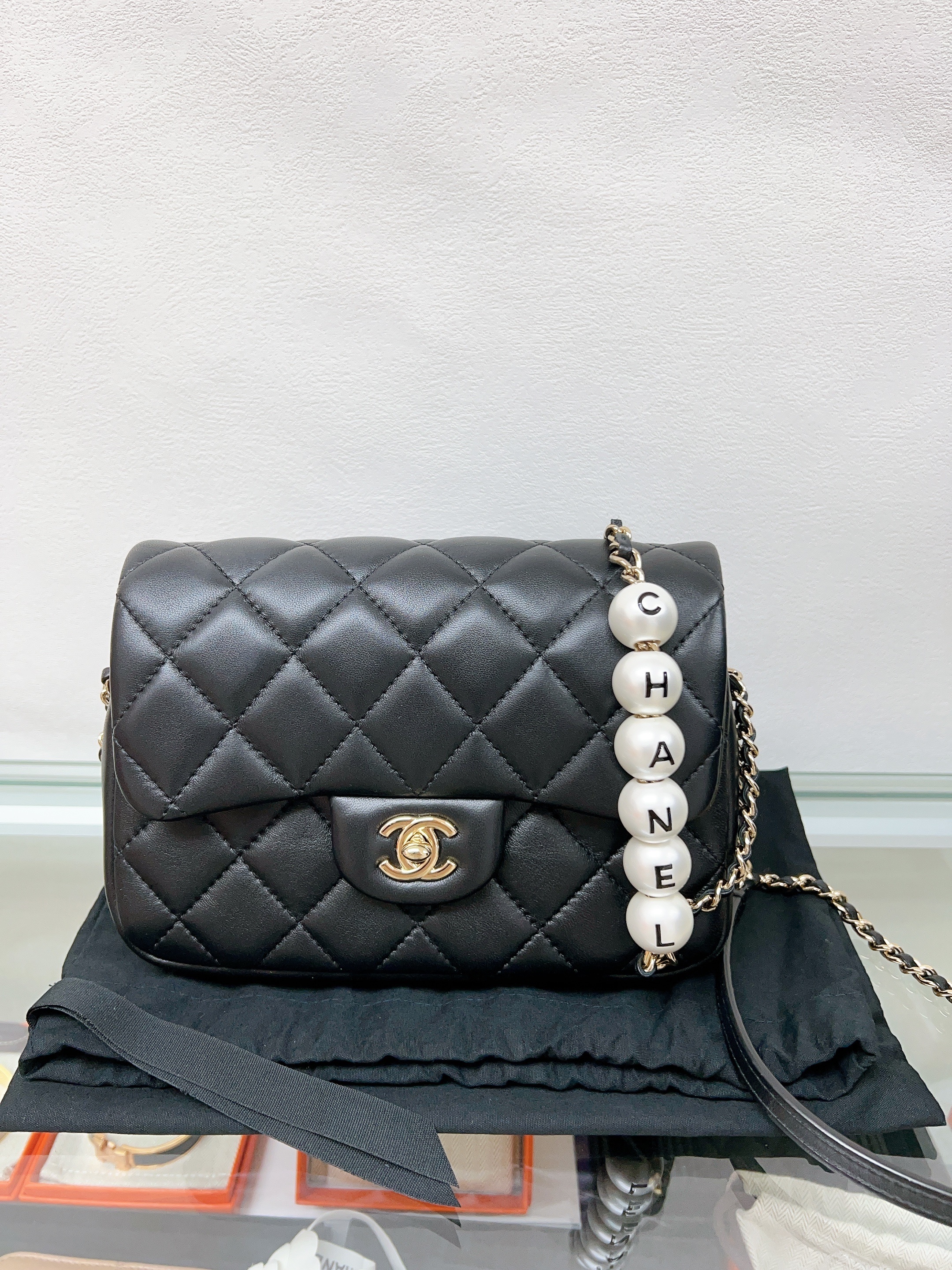 Chanel logo pearl chain flap bag 20cm 20s