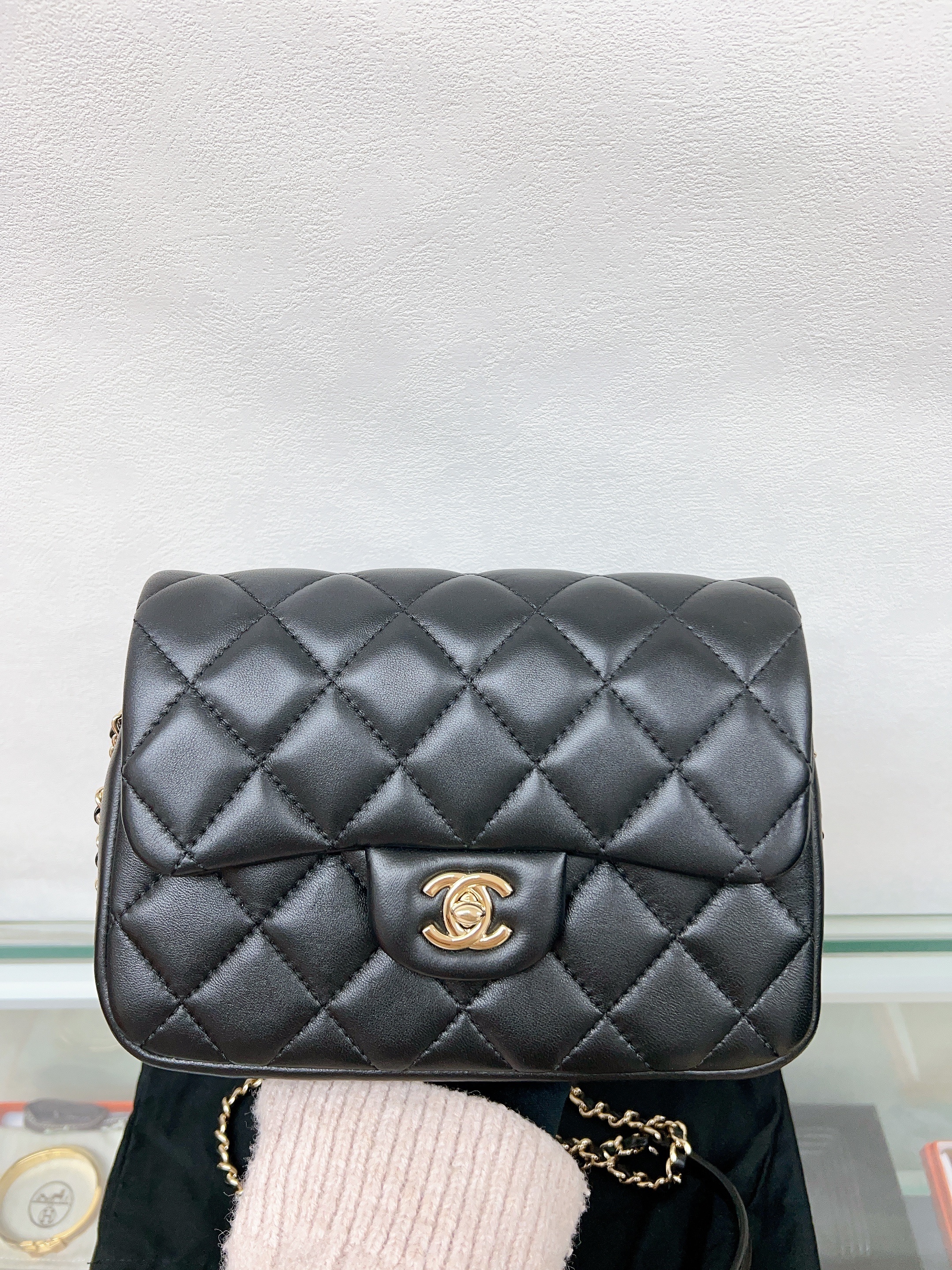 Chanel logo pearl chain flap bag 20cm 20s
