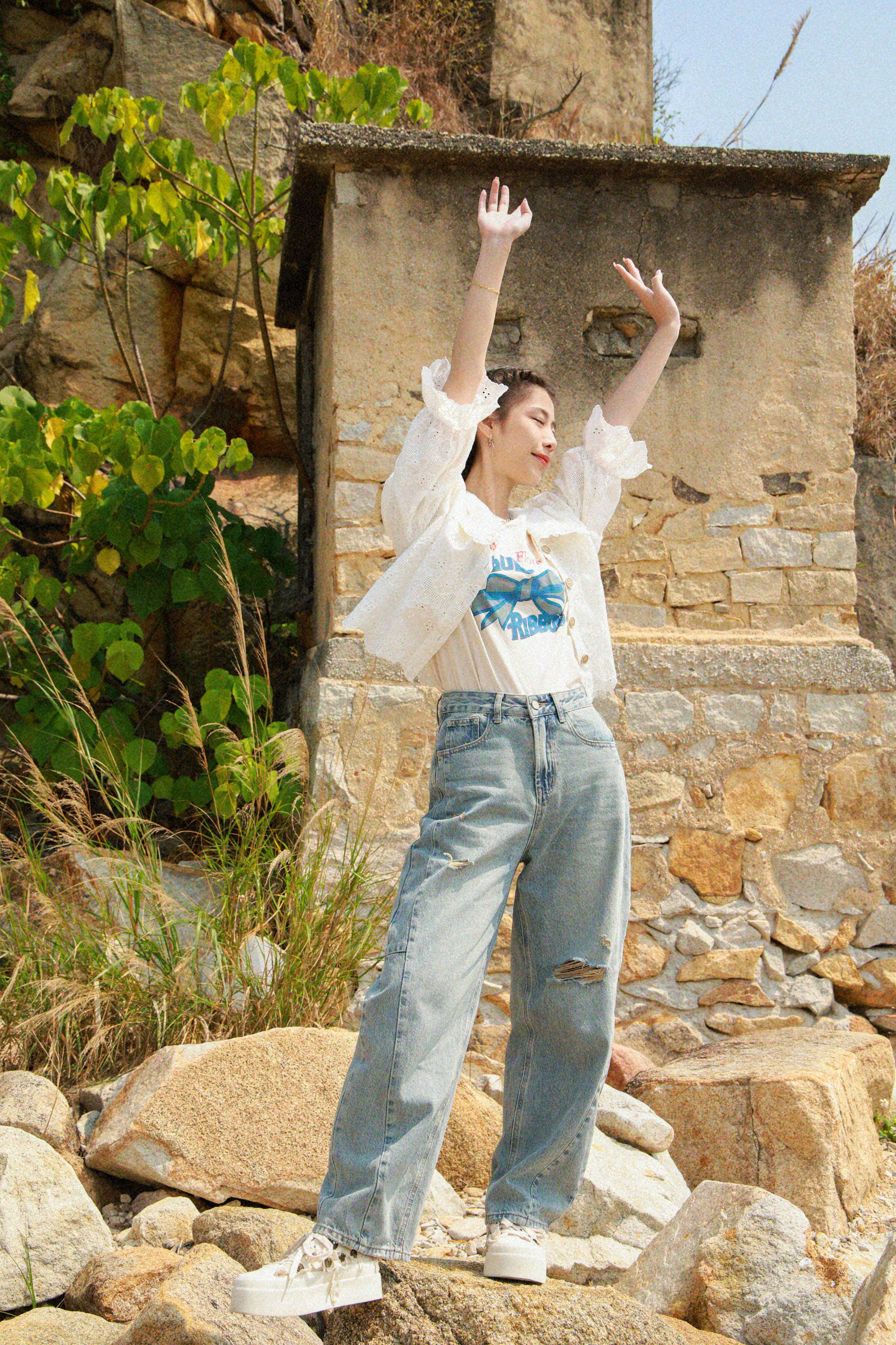 造型 743（恤衫＋T恤＋牛仔褲）