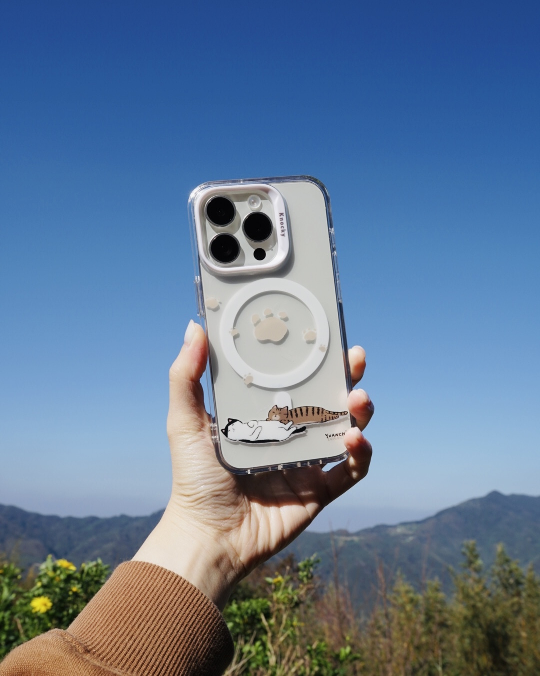 【Knocky x 元綺YUANCHi】『躺躺貓咪』 iPhone 15系列 透明手機保護殼（支援MagSafe）