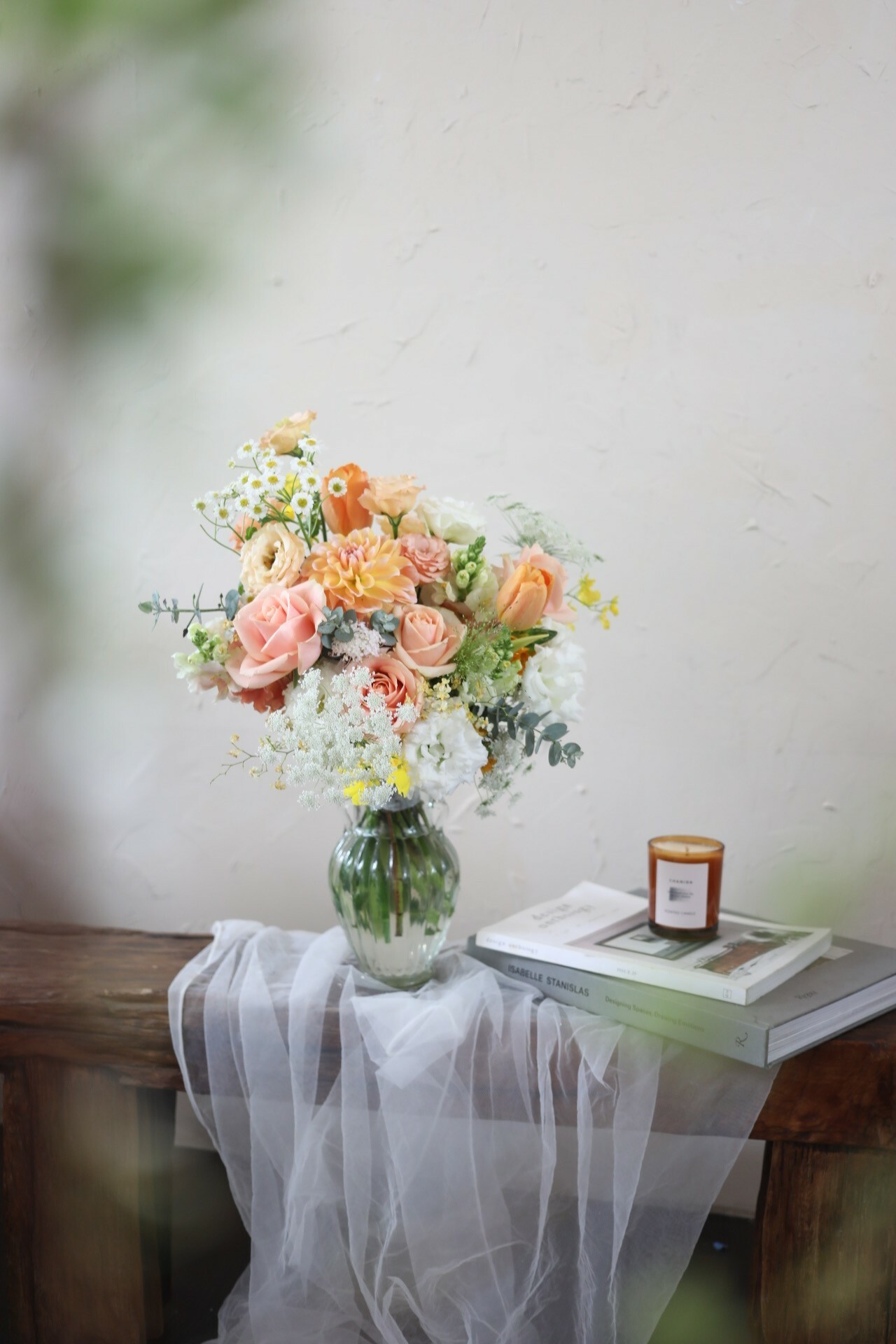 玫瑰、大理花、鬱金香，粉橘色搭配甜美動人