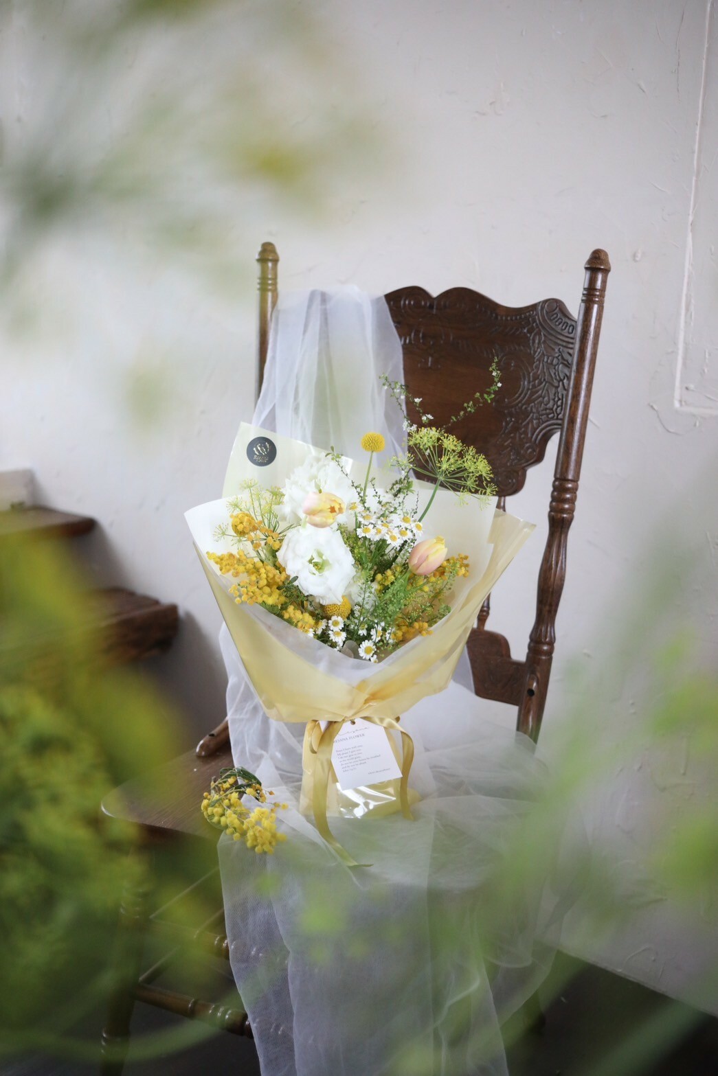 白桔梗花束，搭配明亮金合歡，優雅可人