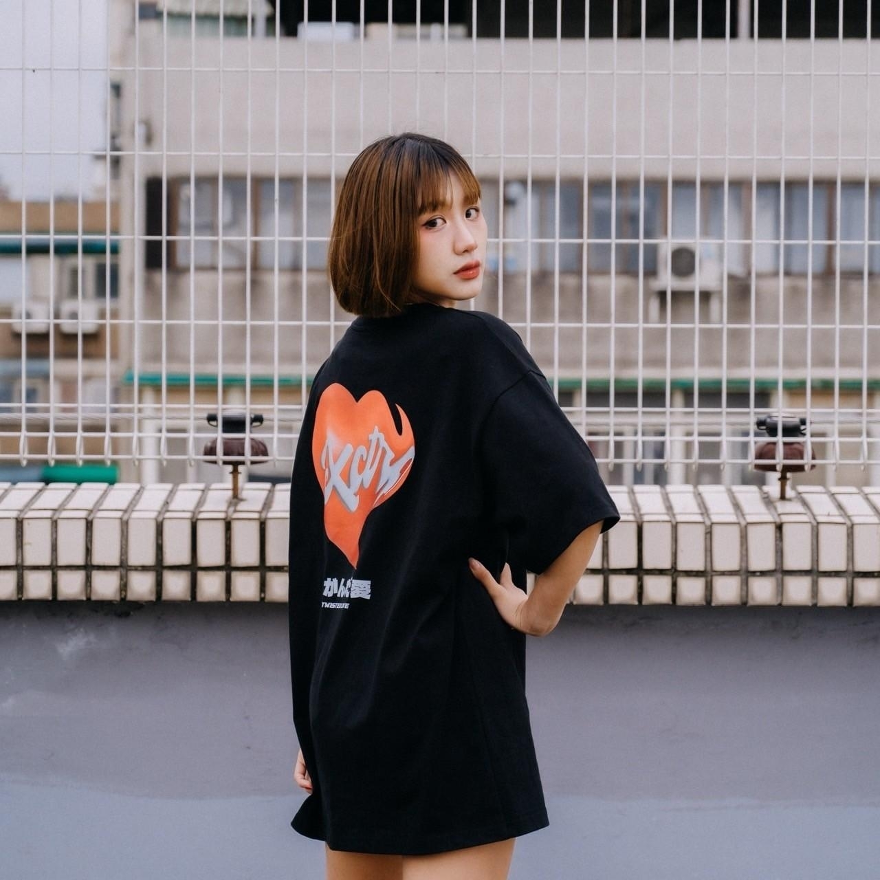 XCTRL 扭曲的愛短T-黑