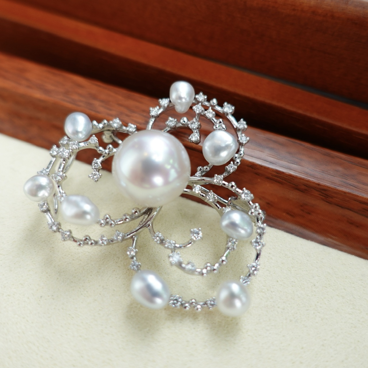 18K金鑲嵌澳白珍珠及Keshi珍珠鑽石胸針
