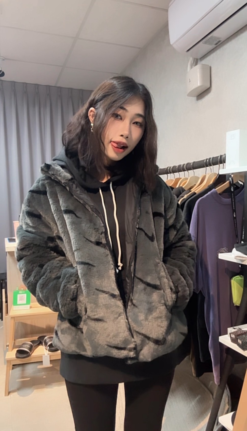 【代購】 NIKE 黑灰滿版 LOGO毛毛外套 皮草外套 毛毛外套 NIKE外套 DQ6843-070