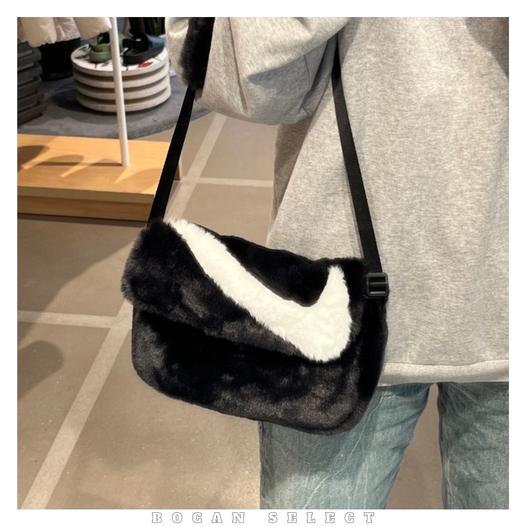 NIKE 毛絨絨 小肩包 手提包 腋下包 黑白 (FB3048-010)