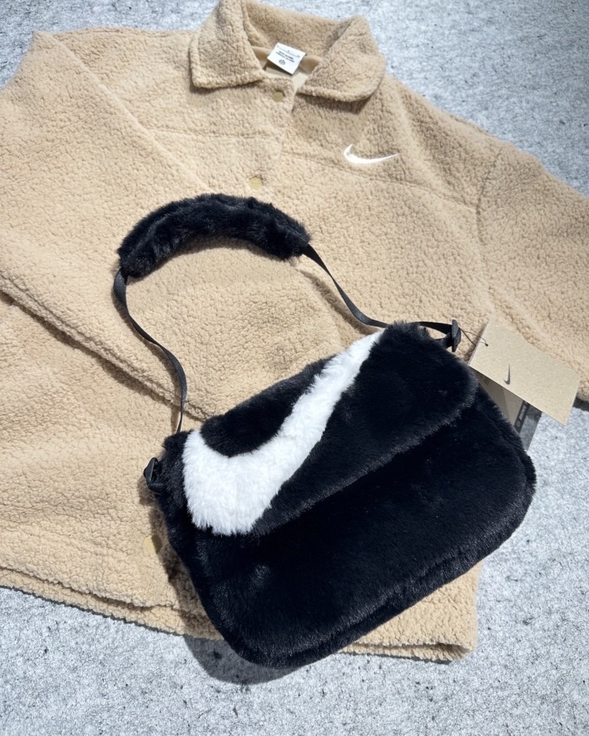 NIKE 毛絨絨 小肩包 手提包 腋下包 黑白 (FB3048-010)