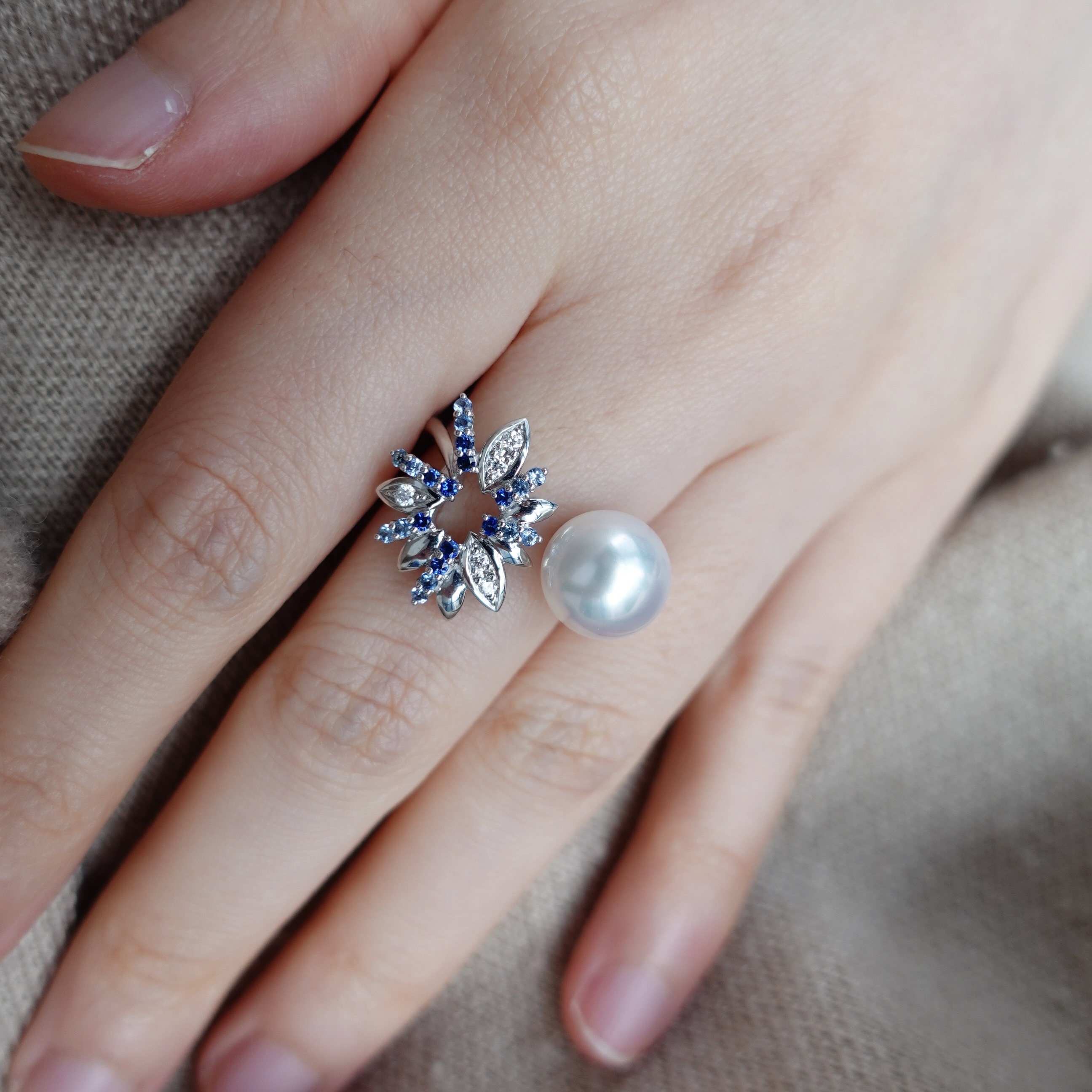 18K金澳白珍珠鑲嵌藍寶石及鑽石戒指 (10mm)