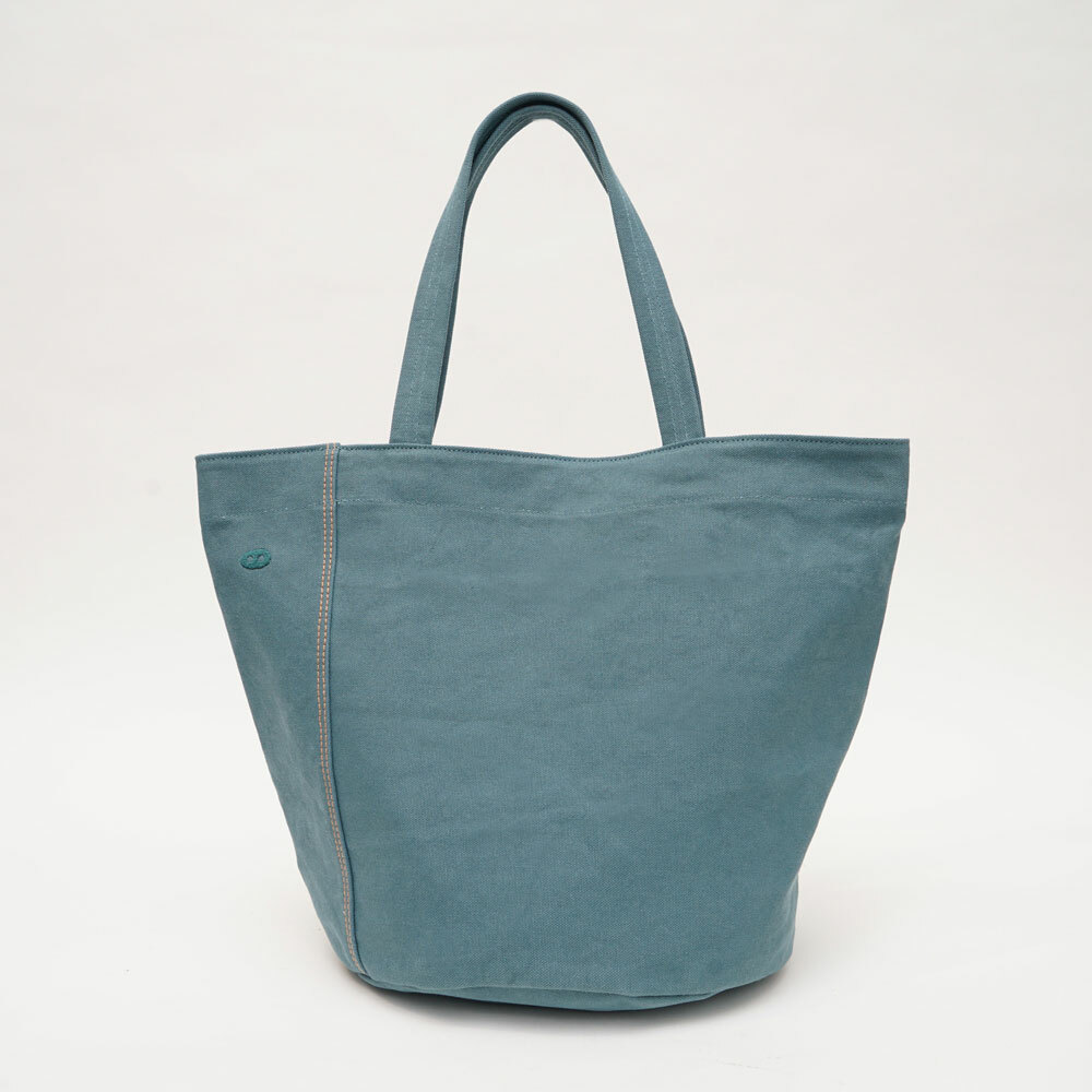 小Cam 山綠帆布托特包正面展示，小巧方形設計，展現自然戶外風格