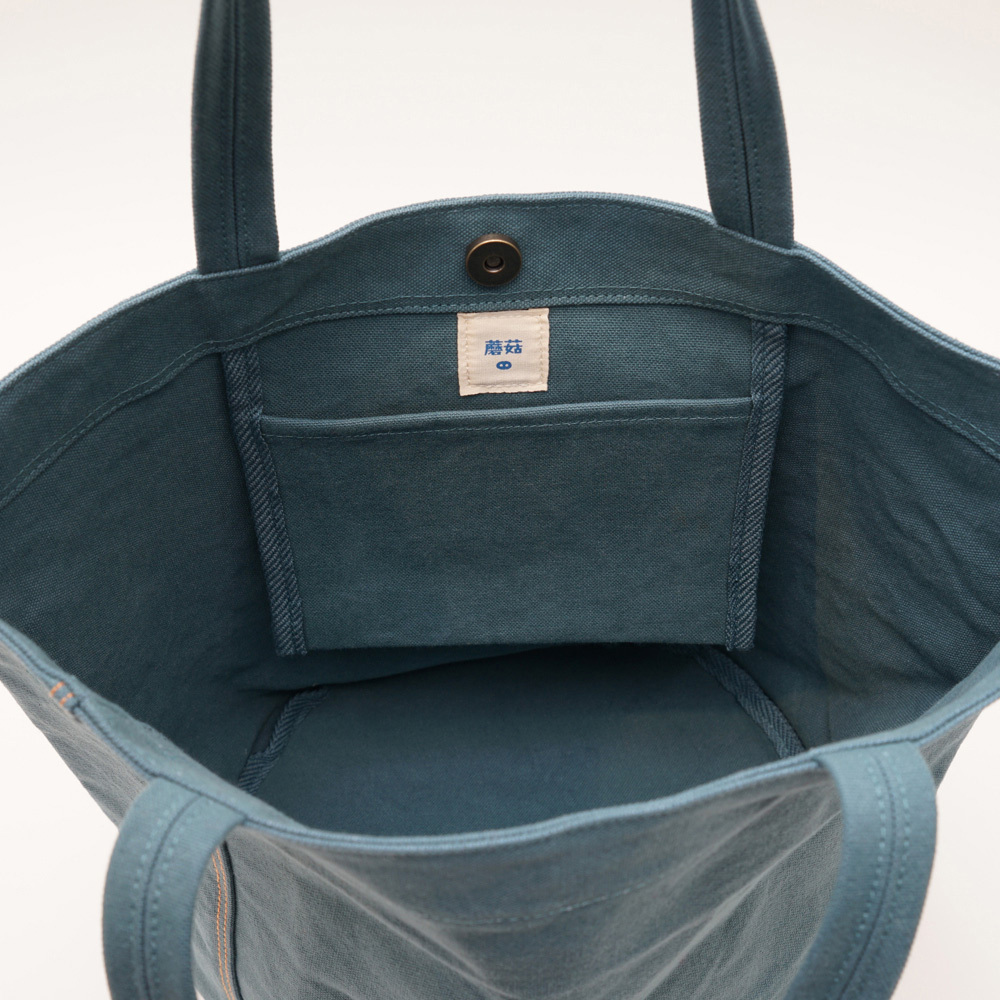 小Cam 山綠帆布托特包正面展示，小巧方形設計，展現自然戶外風格