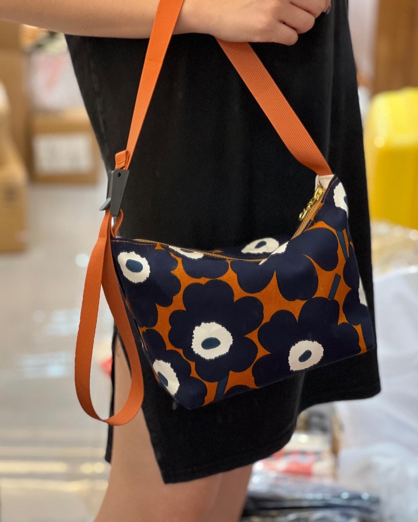 Em’s essential shoulder bag | small size | marimekko canvas fabric | Brown x navy unikko